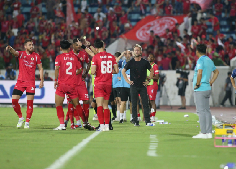 Huấn luyện viên có được vào sân không? Luật lệ khắt khe trên sân cỏ