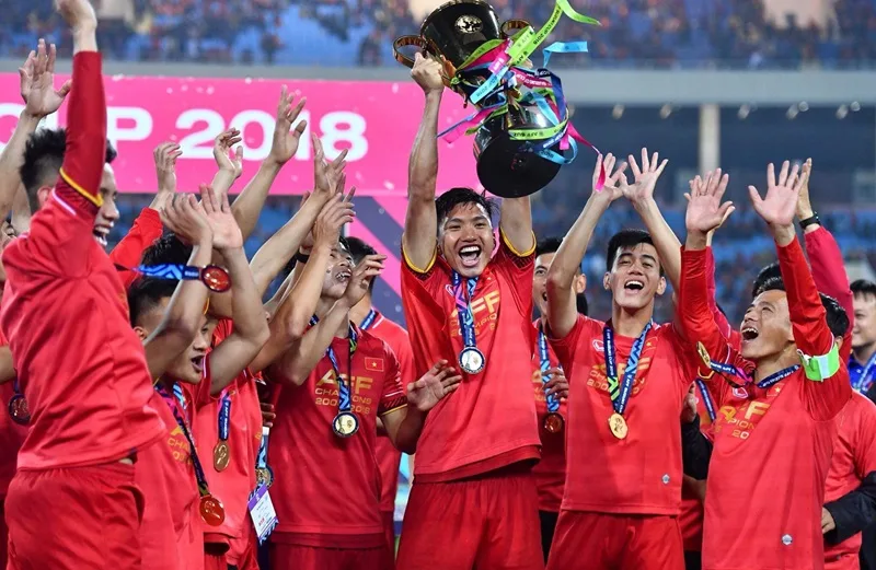 Niềm vui nâng cao cúp vô địch cùng Hà Nội FC.