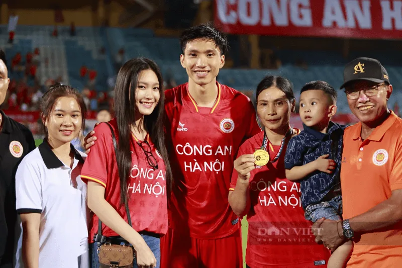 Văn Hậu ăn mừng chức vô địch V.League 2023 cùng CLB Công an Hà Nội.